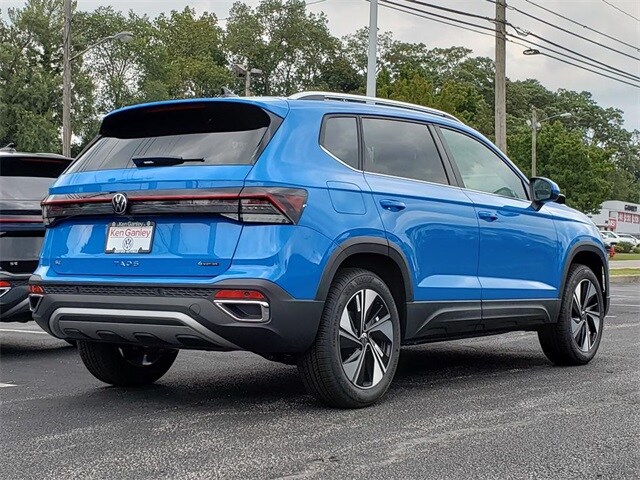 2025 Volkswagen Taos SE photo 3
