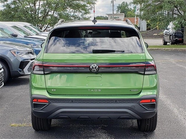 2025 Volkswagen Taos SE photo 3