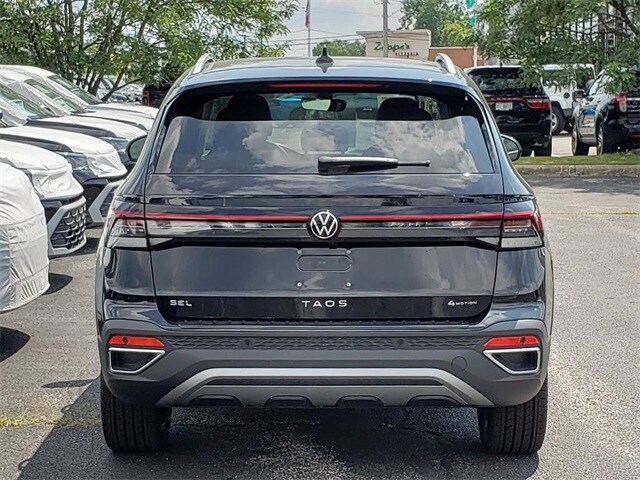 2025 Volkswagen Taos SEL photo 4