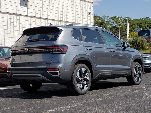 2025 Volkswagen Taos SE photo 3