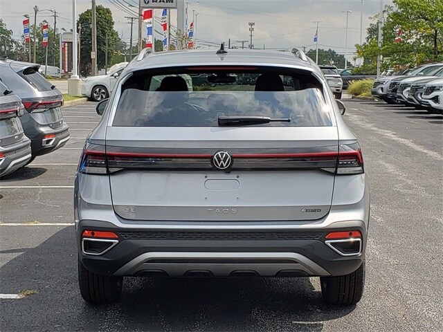 2025 Volkswagen Taos SE photo 4