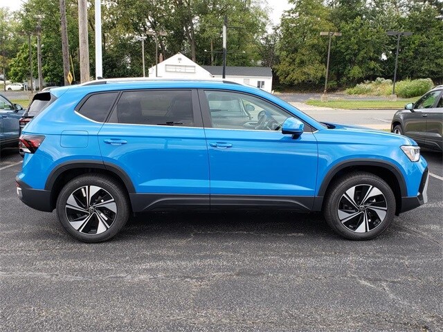 2025 Volkswagen Taos SE photo 2
