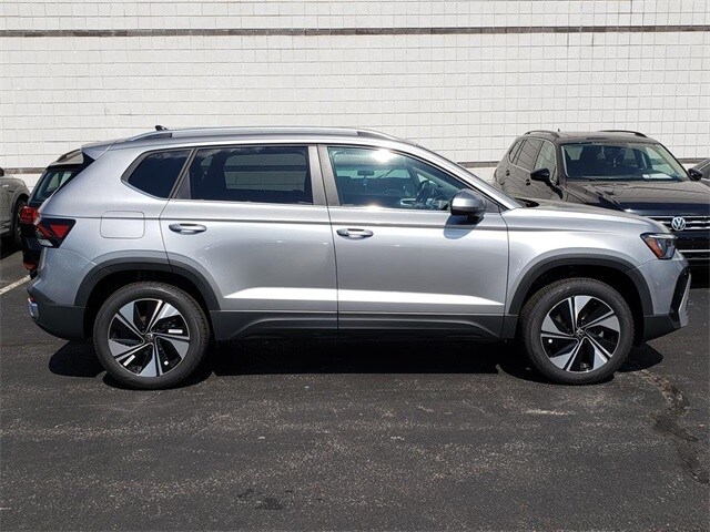 2025 Volkswagen Taos SE photo 2