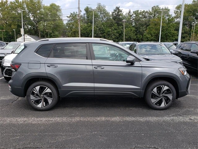2025 Volkswagen Taos SE photo 2