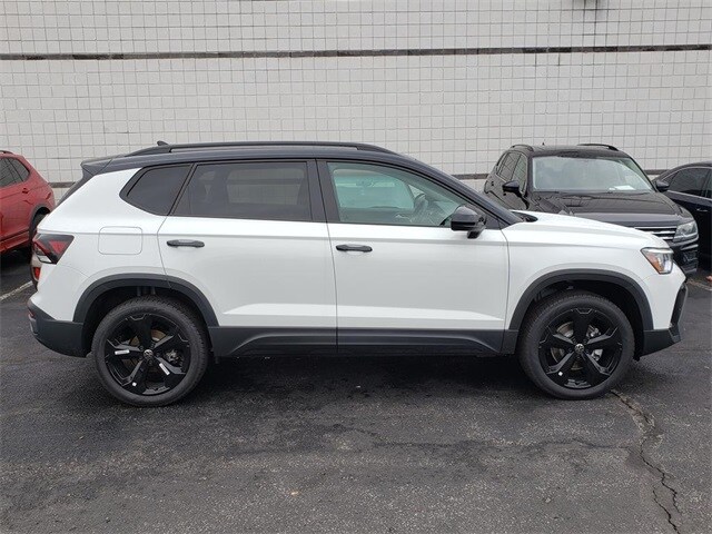 2025 Volkswagen Taos SE photo 2