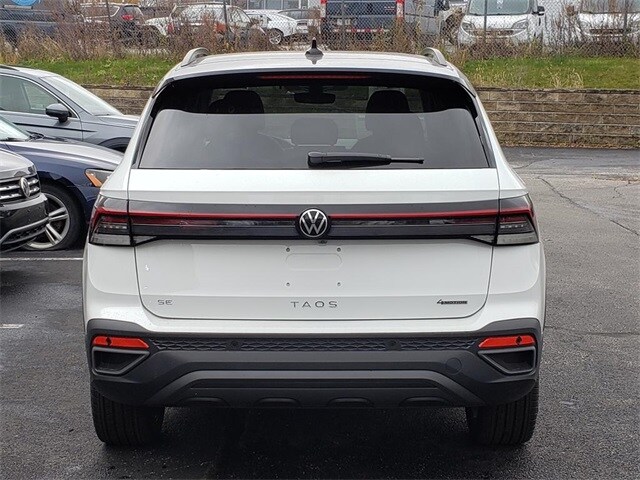 2025 Volkswagen Taos SE photo 3