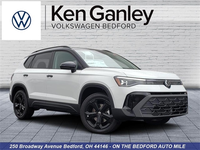 2025 Volkswagen Taos SE Black's photo