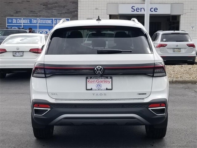 2025 Volkswagen Taos SEL photo 3