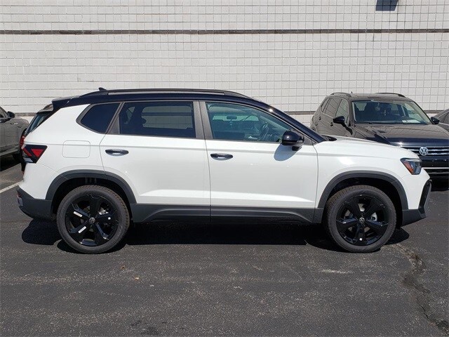 2025 Volkswagen Taos SE photo 2
