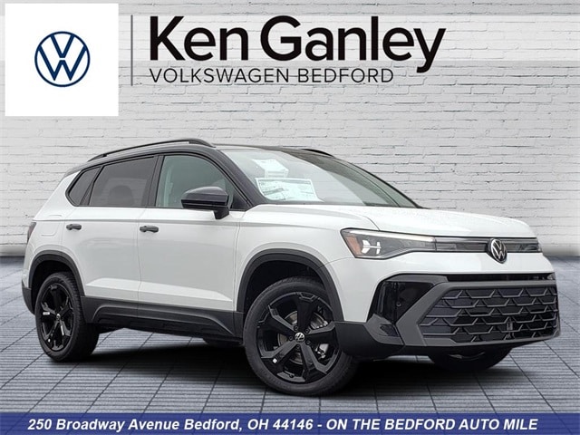 2025 Volkswagen Taos SE Black's photo