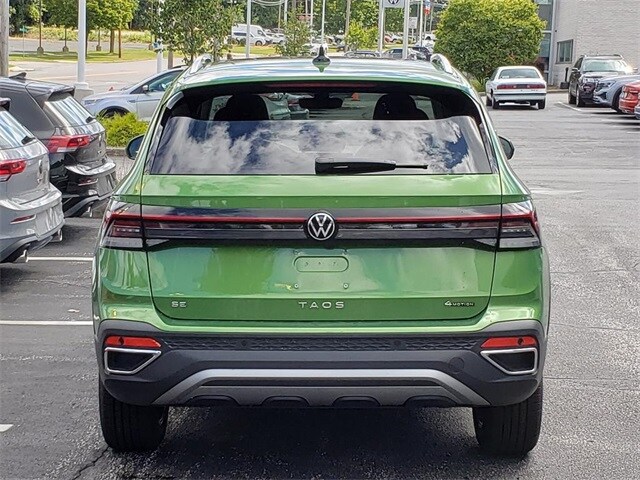 2025 Volkswagen Taos SE photo 4