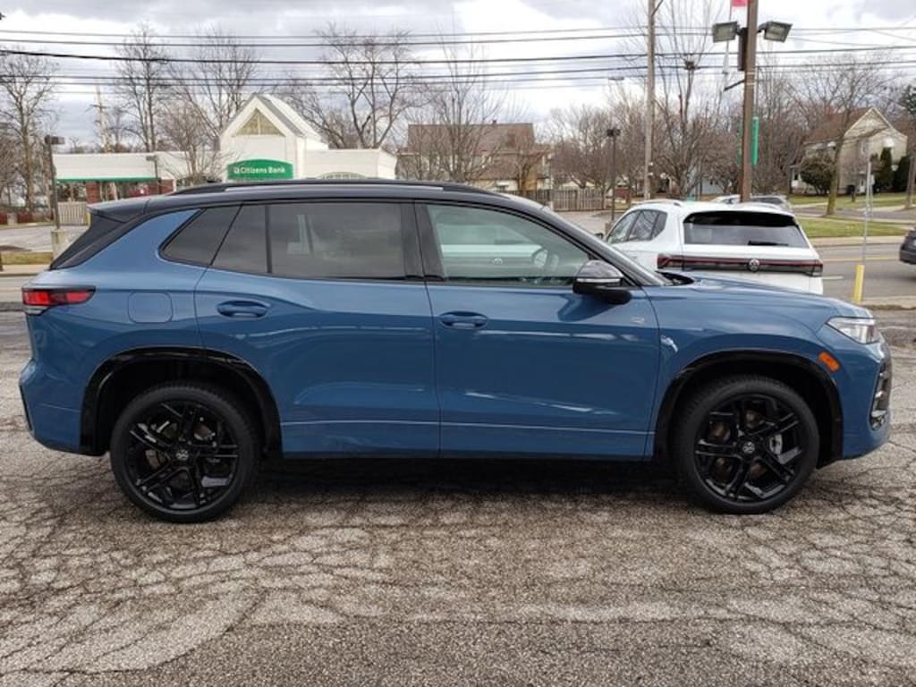 New 2026 Volkswagen Tiguan 2.0T SE R-Line Black SUV