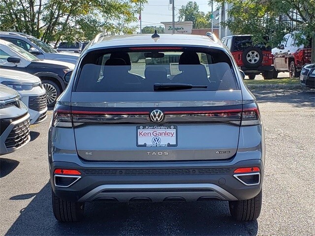 2025 Volkswagen Taos SE photo 4