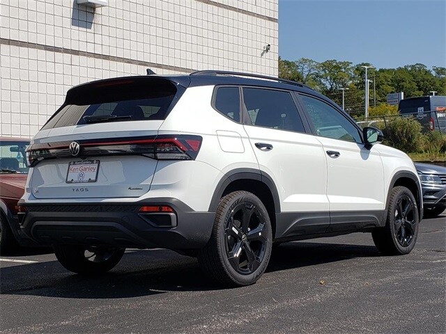 2025 Volkswagen Taos SE photo 3