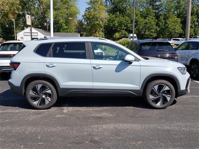 2025 Volkswagen Taos SE photo 2