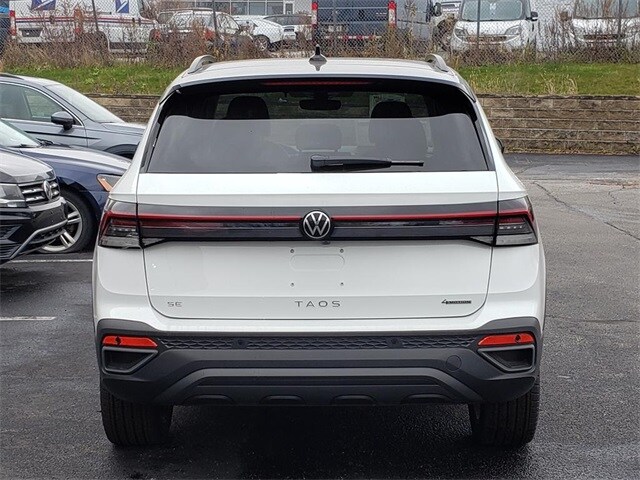 2025 Volkswagen Taos SE photo 4