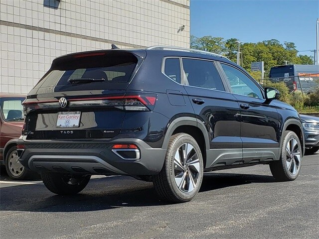 2025 Volkswagen Taos SE photo 2