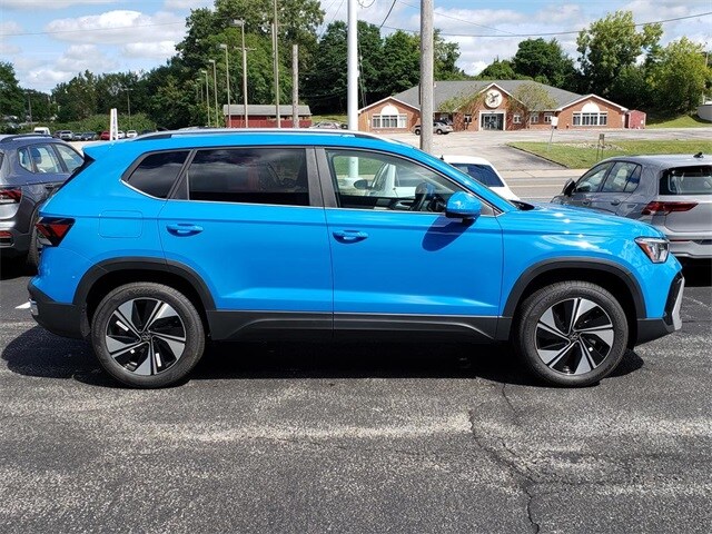 2025 Volkswagen Taos SE photo 2