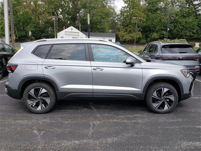 2025 Volkswagen Taos SE photo 2
