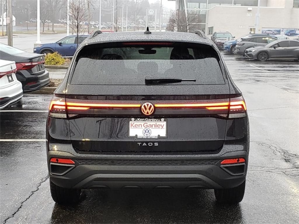New 2026 Volkswagen Taos 1.5T SE Black SUV