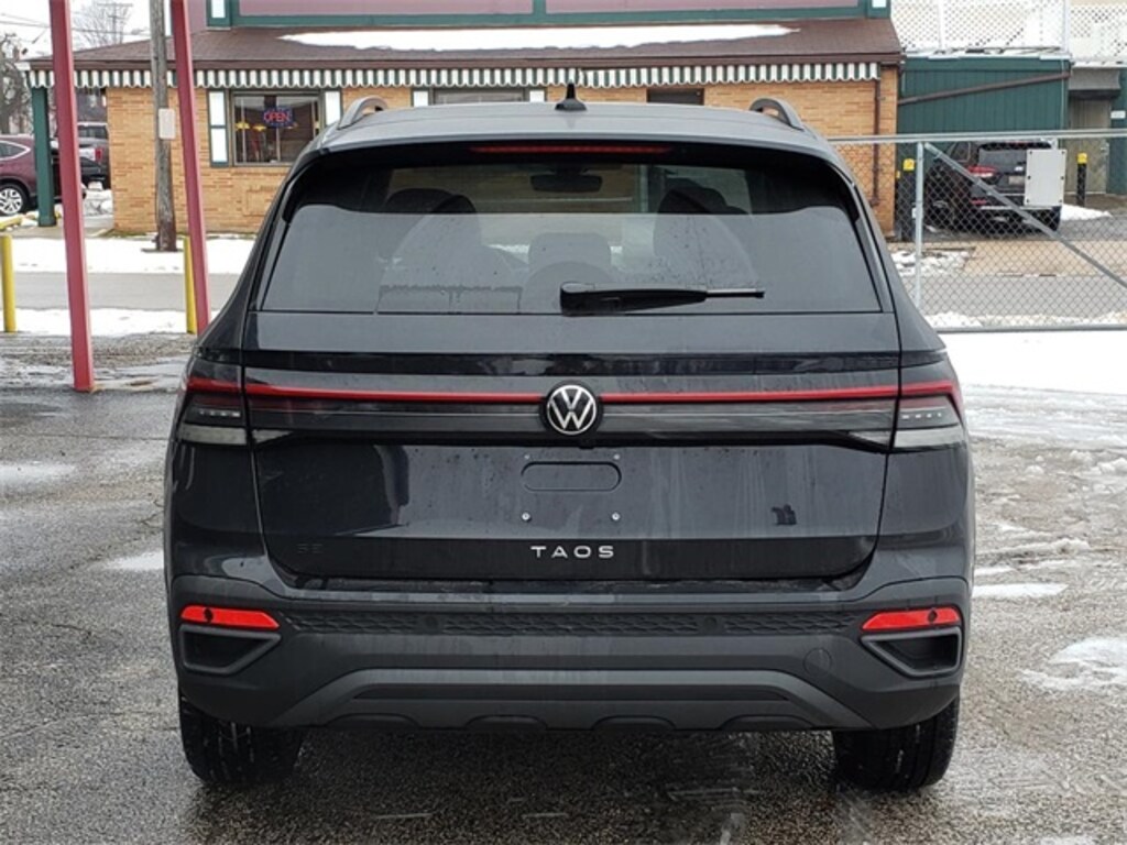 New 2026 Volkswagen Taos 1.5T SE Black SUV