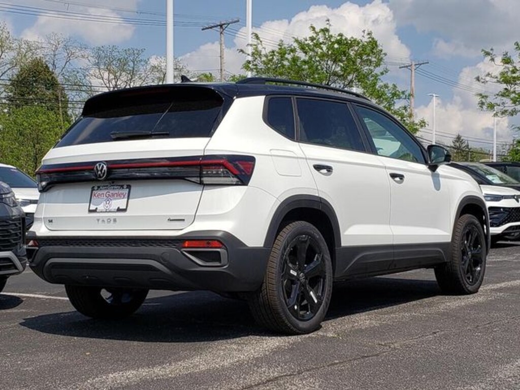 New 2026 Volkswagen Taos 1.5T SE Black SUV