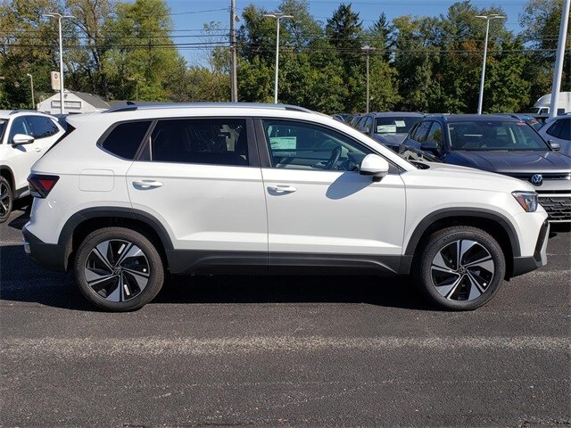 2025 Volkswagen Taos SE photo 2