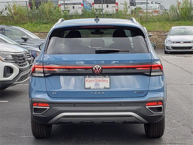 2025 Volkswagen Taos SE photo 3
