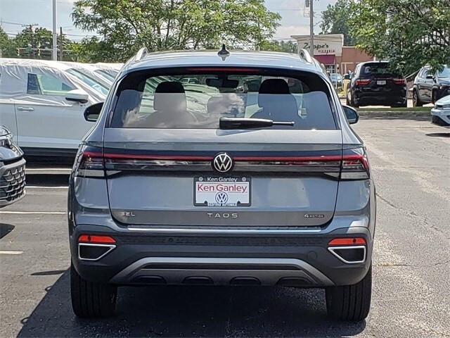 2025 Volkswagen Taos SEL photo 4
