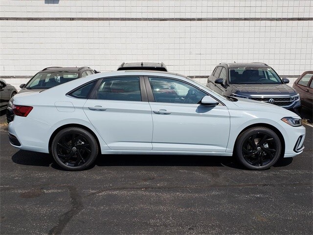 2025 Volkswagen Jetta 1.5T SE photo 2