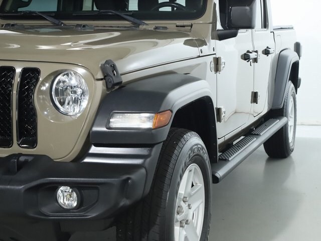 2020 Jeep Gladiator Sport photo 3