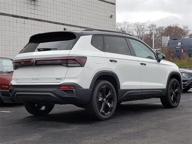 2025 Volkswagen Taos SE photo 3