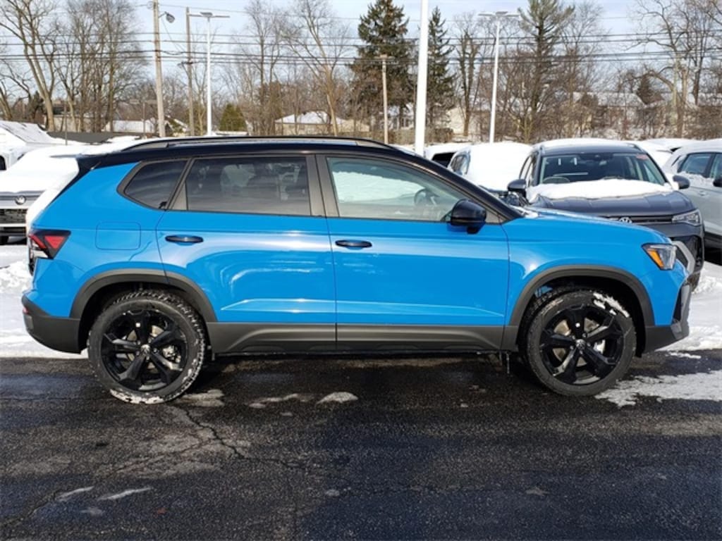 New 2026 Volkswagen Taos 1.5T SE Black SUV