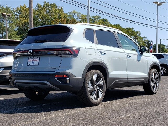 2025 Volkswagen Taos SE photo 3