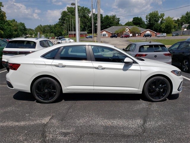 2025 Volkswagen Jetta 1.5T SE photo 2