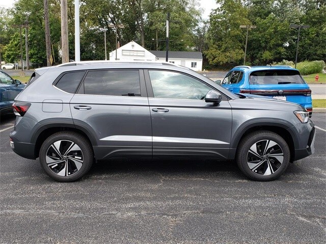 2025 Volkswagen Taos SE photo 2