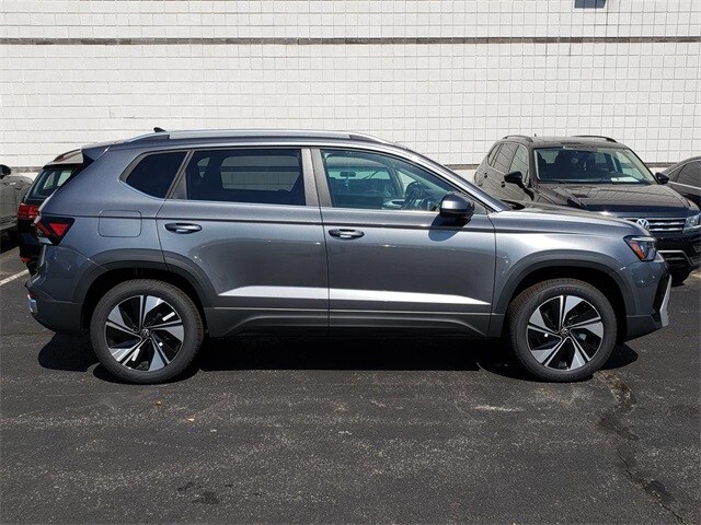 2025 Volkswagen Taos SE photo 2