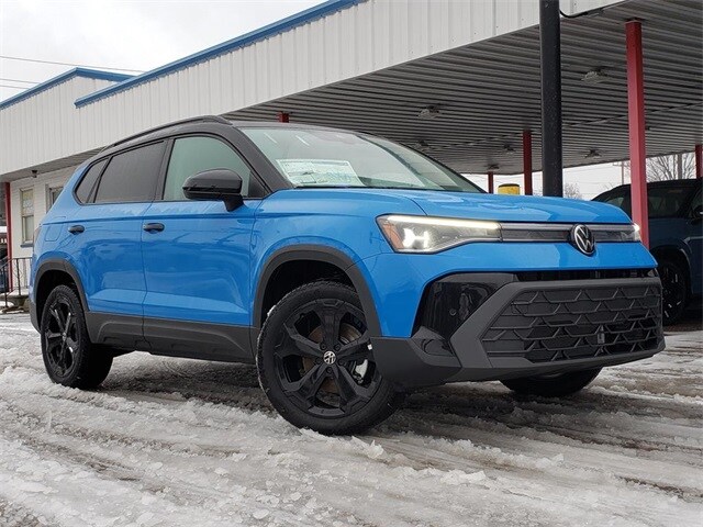 2025 Volkswagen Taos SE Black's photo