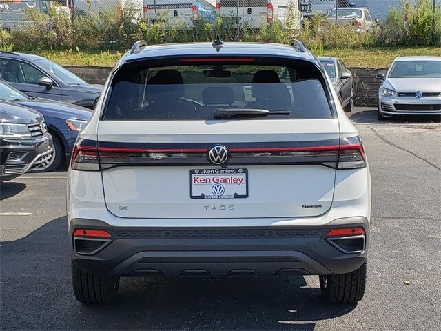 2025 Volkswagen Taos SE photo 4