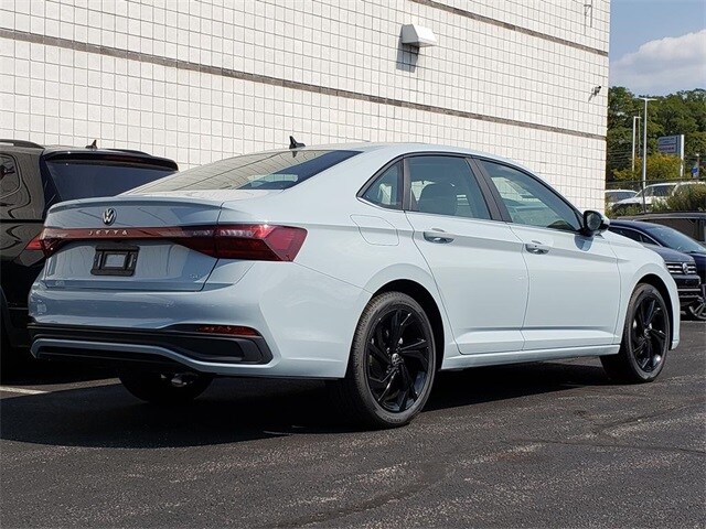 2025 Volkswagen Jetta 1.5T SE photo 3