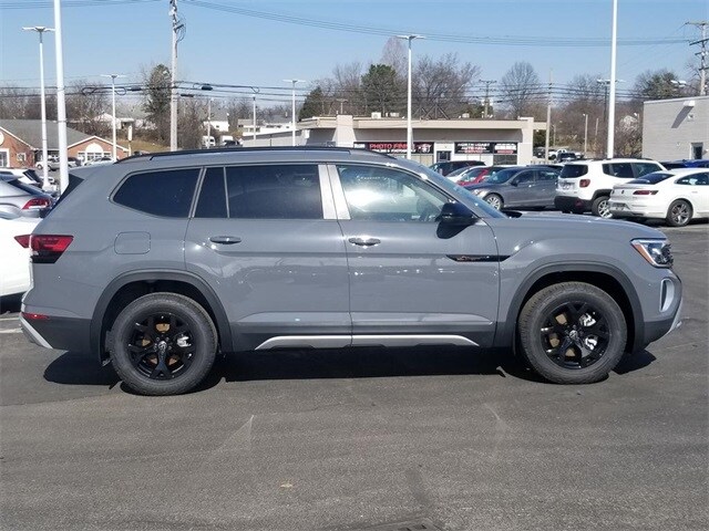 2025 Volkswagen Atlas Peak Edition photo 2