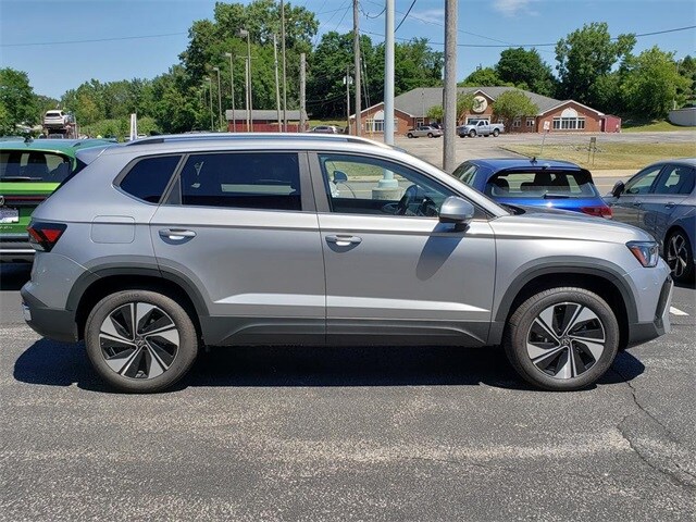 2025 Volkswagen Taos SE photo 2