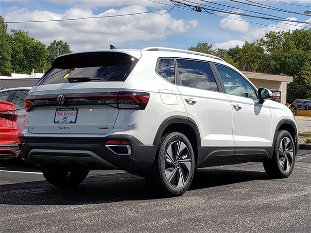 2025 Volkswagen Taos SE photo 2