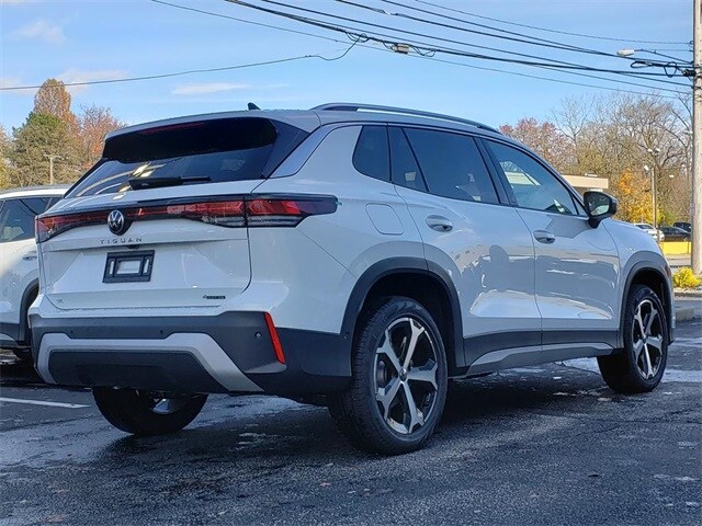 2025 Volkswagen Tiguan SE photo 2