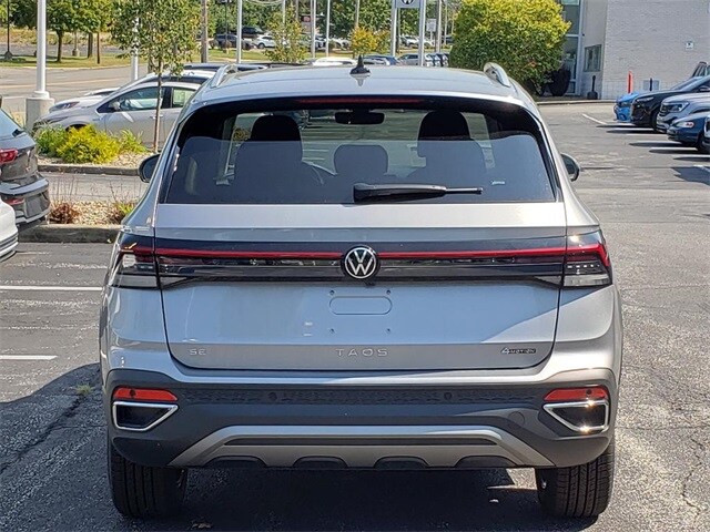 2025 Volkswagen Taos SE photo 3