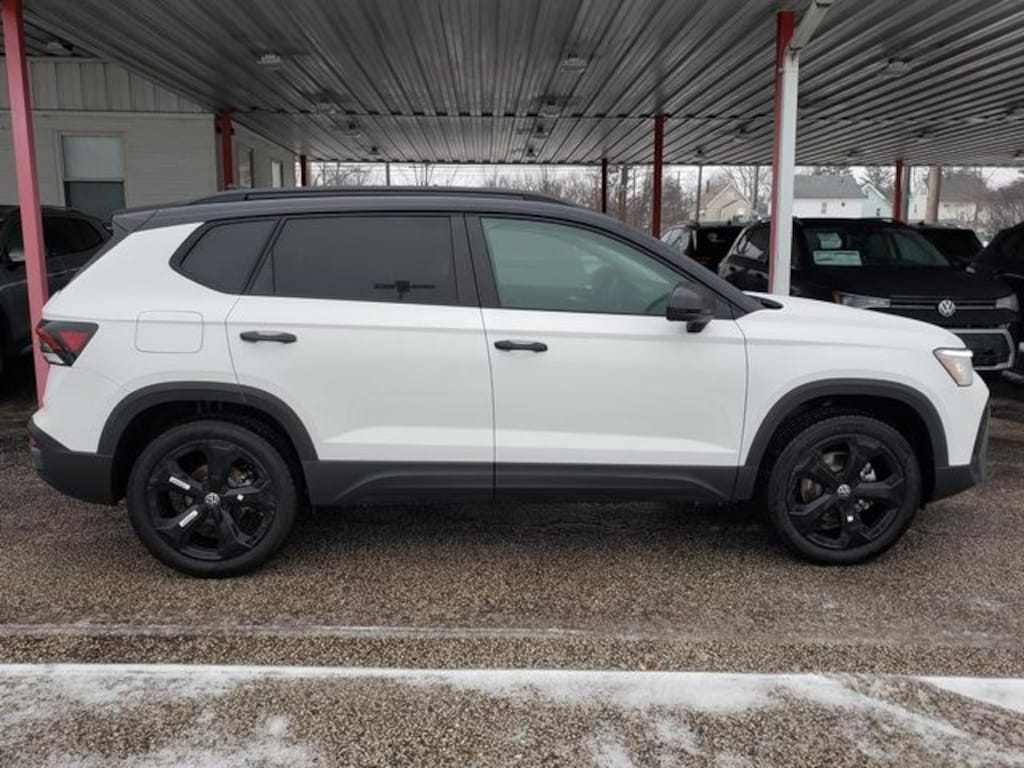 New 2026 Volkswagen Taos 1.5T SE Black SUV