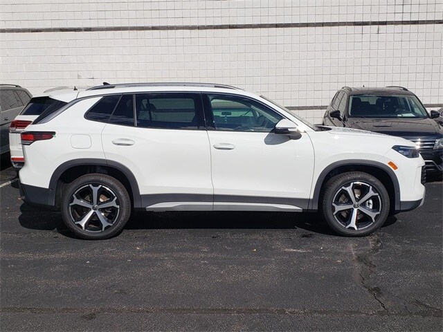 2025 Volkswagen Tiguan SE photo 2