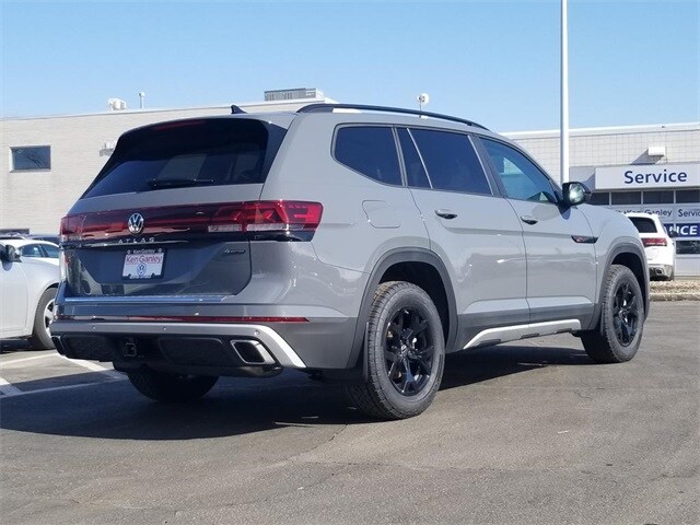 2025 Volkswagen Atlas Peak Edition photo 3