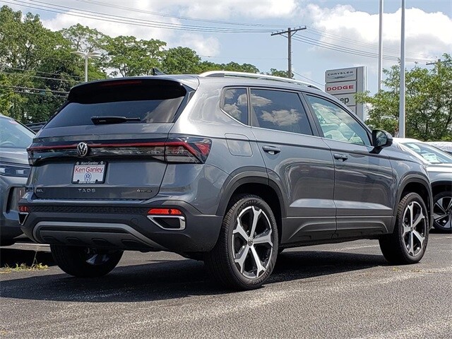 2025 Volkswagen Taos SEL photo 3