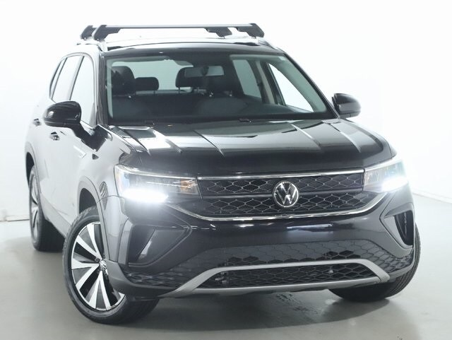 2022 Volkswagen Taos SE photo 2